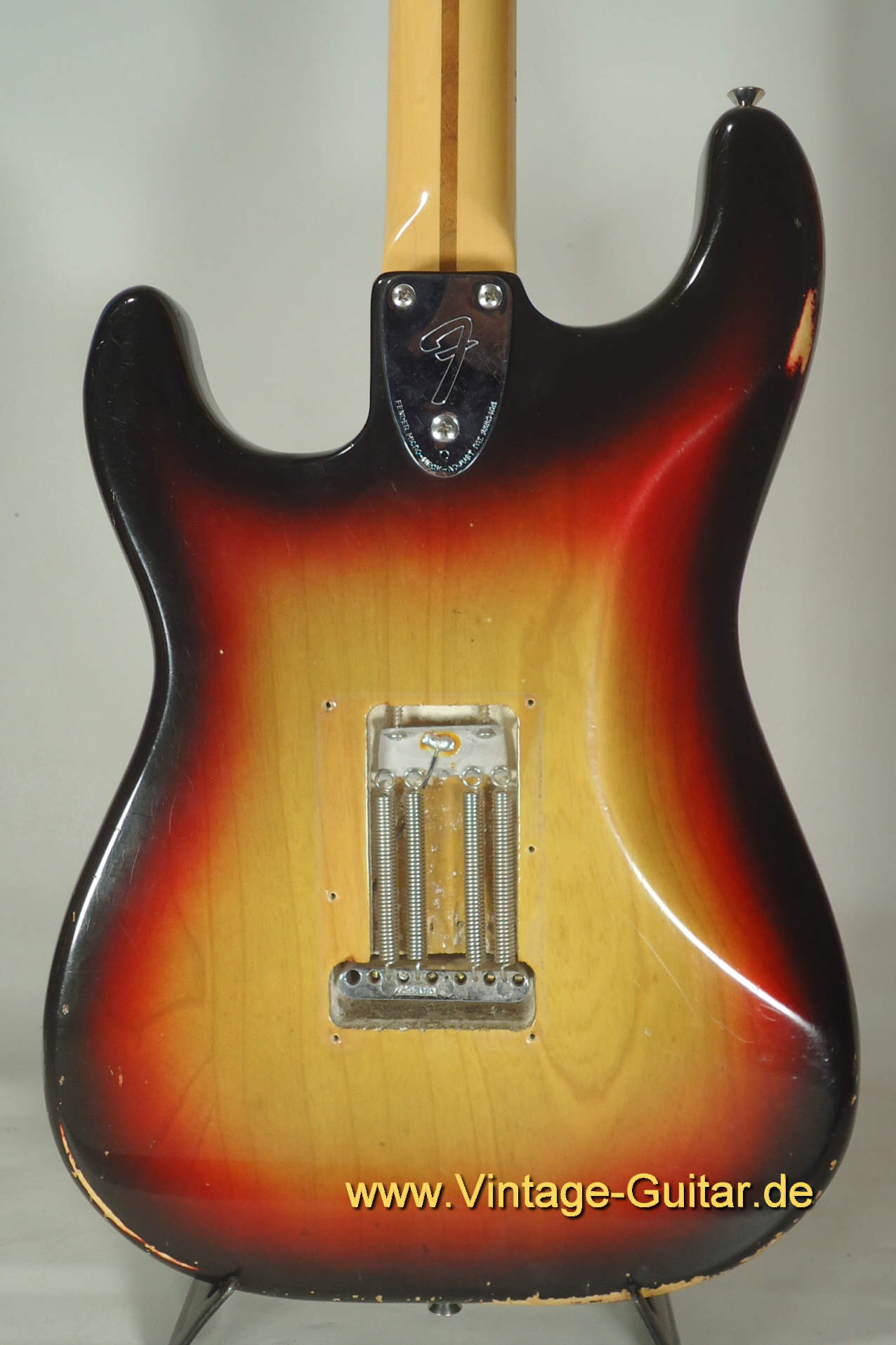 Fender Stratocaster 1976 sunburst white parts d.jpg